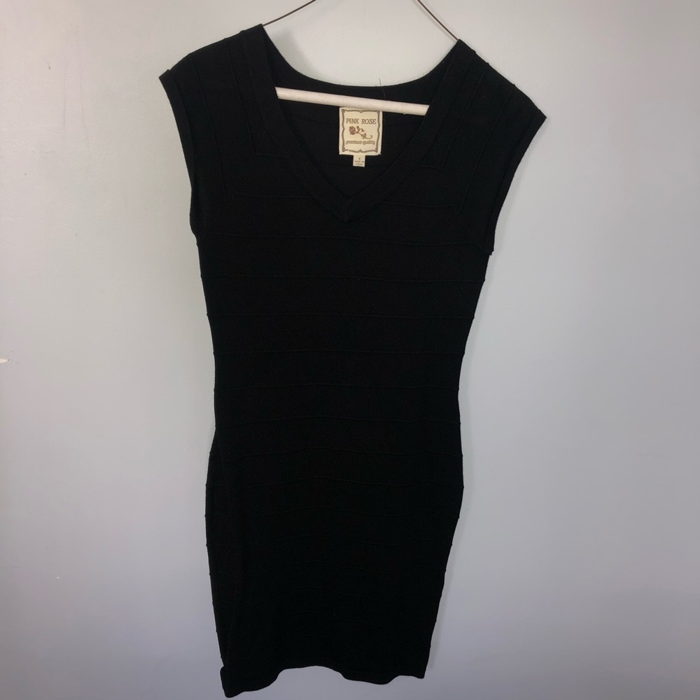 V neck black cotton/form fitting quarter sleeve midi dress